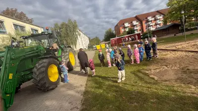 Apfelfest in Rehna: Kita-Kinder erleben Erntemaschinen hautnah