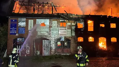 Brand in Alt Rehse: Bekanntes Speichergebäude in Vollbrand