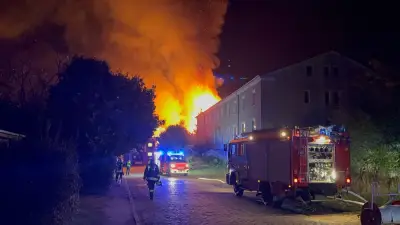 Brand in markanter Scheune in Alt Rehse – Großeinsatz der Feuerwehr