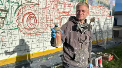 Buntes an der B 104: Künstler gestaltet Fassade in Teterow
