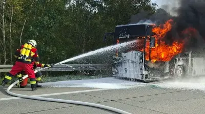 Bus brennt auf A19 komplett aus – Autobahn voll gesperrt