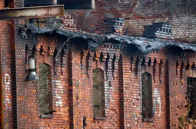 Feuerwehr löscht weiter Glutnester in alter Malzfabrik in Wismar