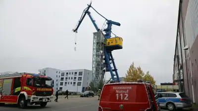 Hellingkran in Rostock gesperrt: Ausleger droht auf Wohnhäuser zu fallen