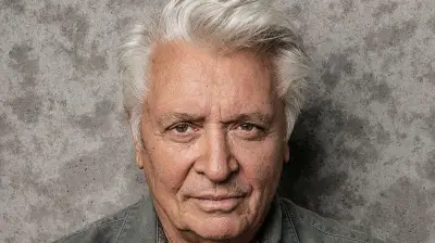 Henry Hübchen im Landestheater Neustrelitz: Ein Abend voller Geschichten
