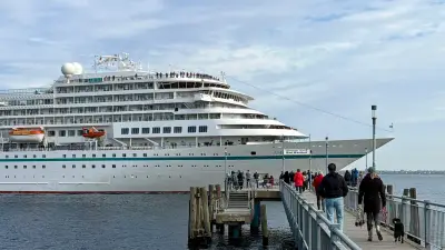 MS Amera in Wismar: Kreuzfahrtschiff zieht Schaulustige an