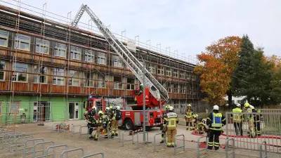 Schwelbrand auf dem Dach: Großeinsatz der Feuerwehr in Rostocker Gymnasium