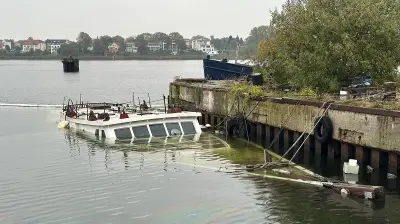 Traditionssegler sinkt im Rostocker Stadthafen und reißt zweites Boot in Gefahr