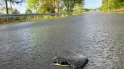 Asphaltklumpen auf B193: Autofahrerin meldet übersehene Rückstände