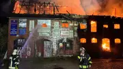 Brand in Alt Rehse: Bekanntes Speichergebäude in Vollbrand