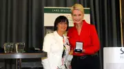 Claudia Flemming erhält Coin der Ministerpräsidentin für Ehrenamt