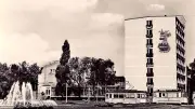 Historische Ansichten: Brunnen und verlorener Wandschmuck am Rostocker Bahnhof