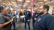 Mestliner Feuerwehr holt sich Pflegetipps für Einsatzhandschuhe auf Messe