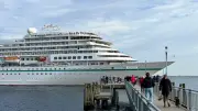 MS Amera in Wismar: Kreuzfahrtschiff zieht Schaulustige an