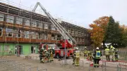 Schwelbrand auf dem Dach: Großeinsatz der Feuerwehr in Rostocker Gymnasium