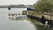 Traditionssegler sinkt im Rostocker Stadthafen und reißt zweites Boot in Gefahr